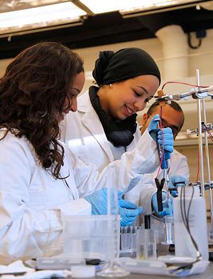 CMU-Q students in lab