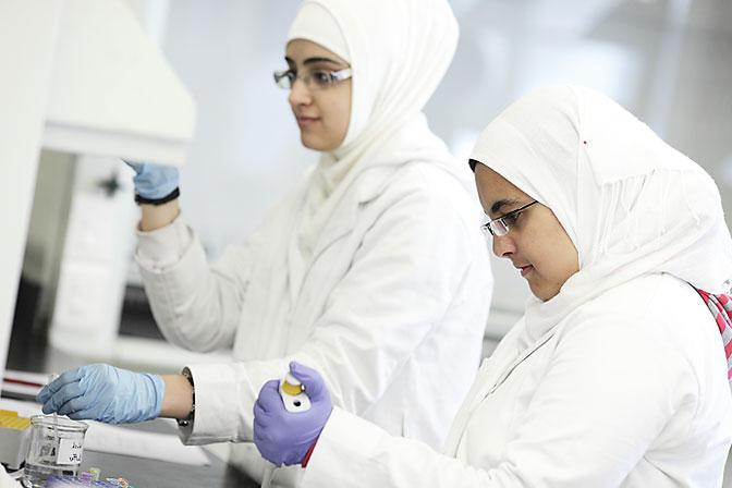 photo of outreach students in lab